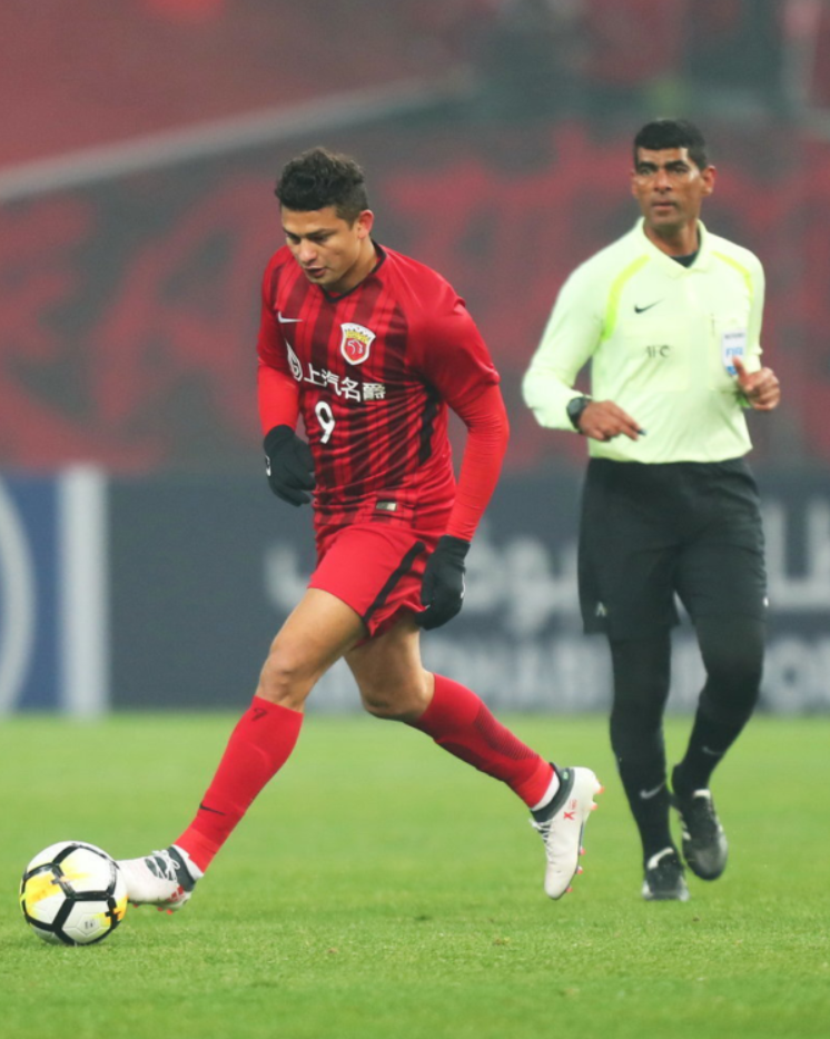 问鼎-罗马迎亚冠关键赛；关键战队长鼓劲；更衣室稳定；赛季目标并未改变的简单介绍