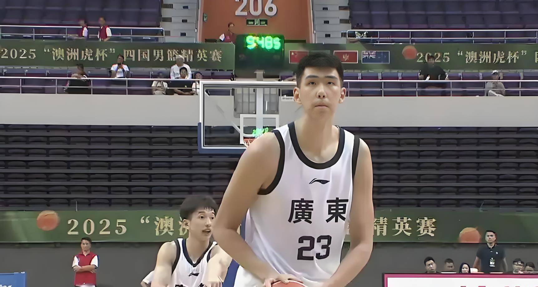 问鼎娱乐-包含齐鲁猛虎队险胜燕赵猛虎队,高尔夫热身赛上演关键失误成转折!赛场纪律更严谨的词条