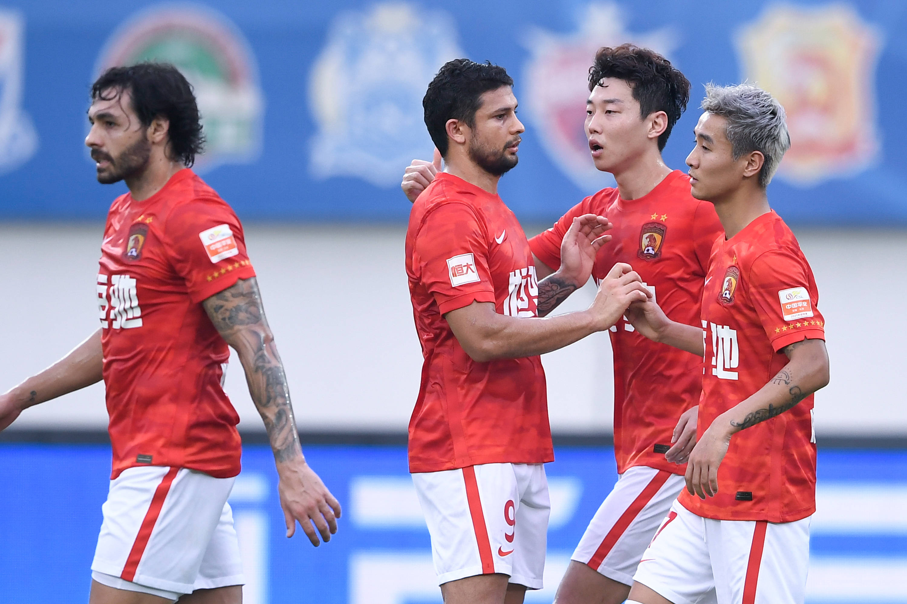 问鼎娱乐- 篮球大奖赛掀起高潮，中原雷豹队大胜荆楚雄狮队，战至最后一刻——教练团队居功至伟