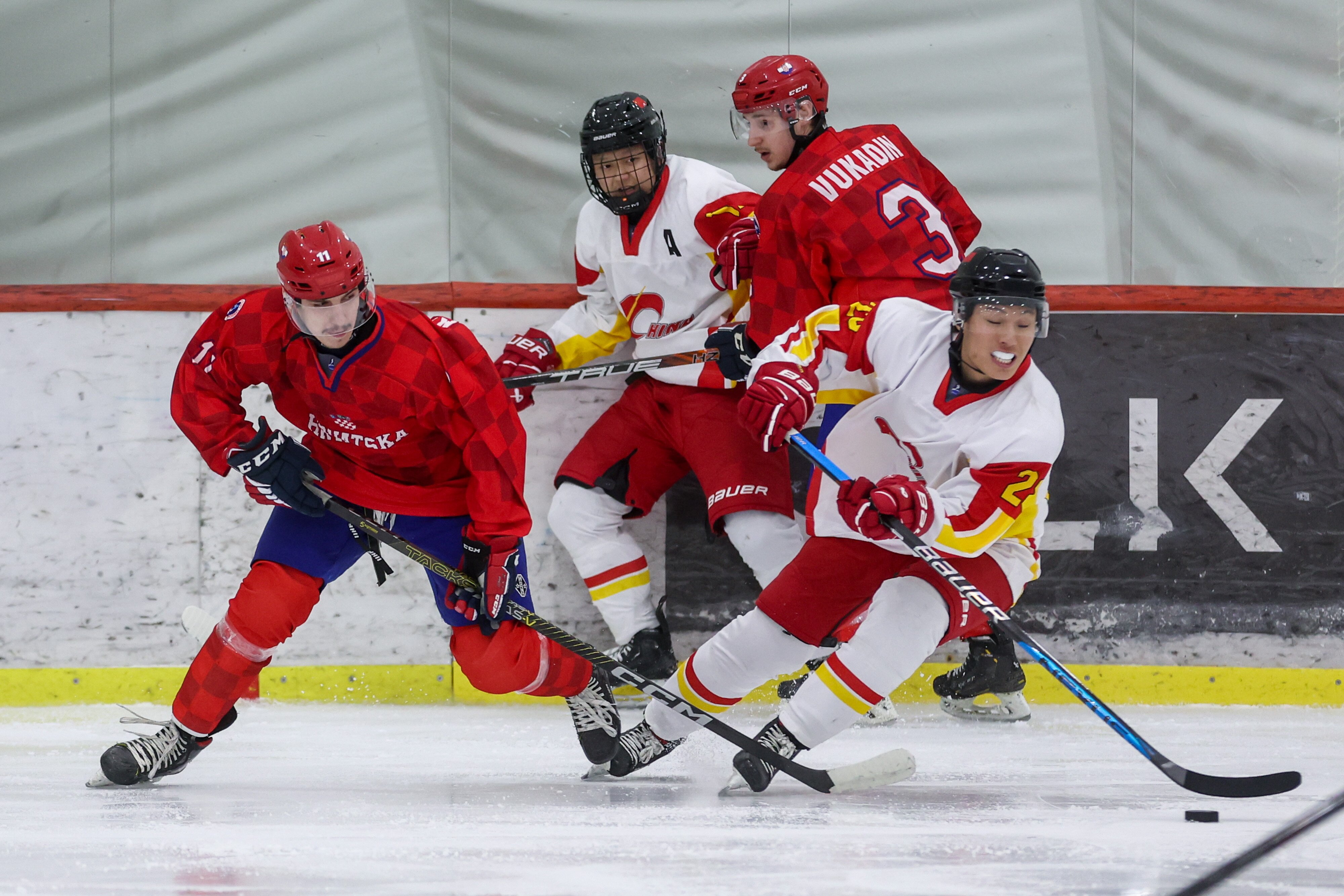 问鼎娱乐-包含冰球常规赛上演强强对话,河套猎隼队强势横扫江汉银狐队,多点开花奏效;定位球制造杀机的词条