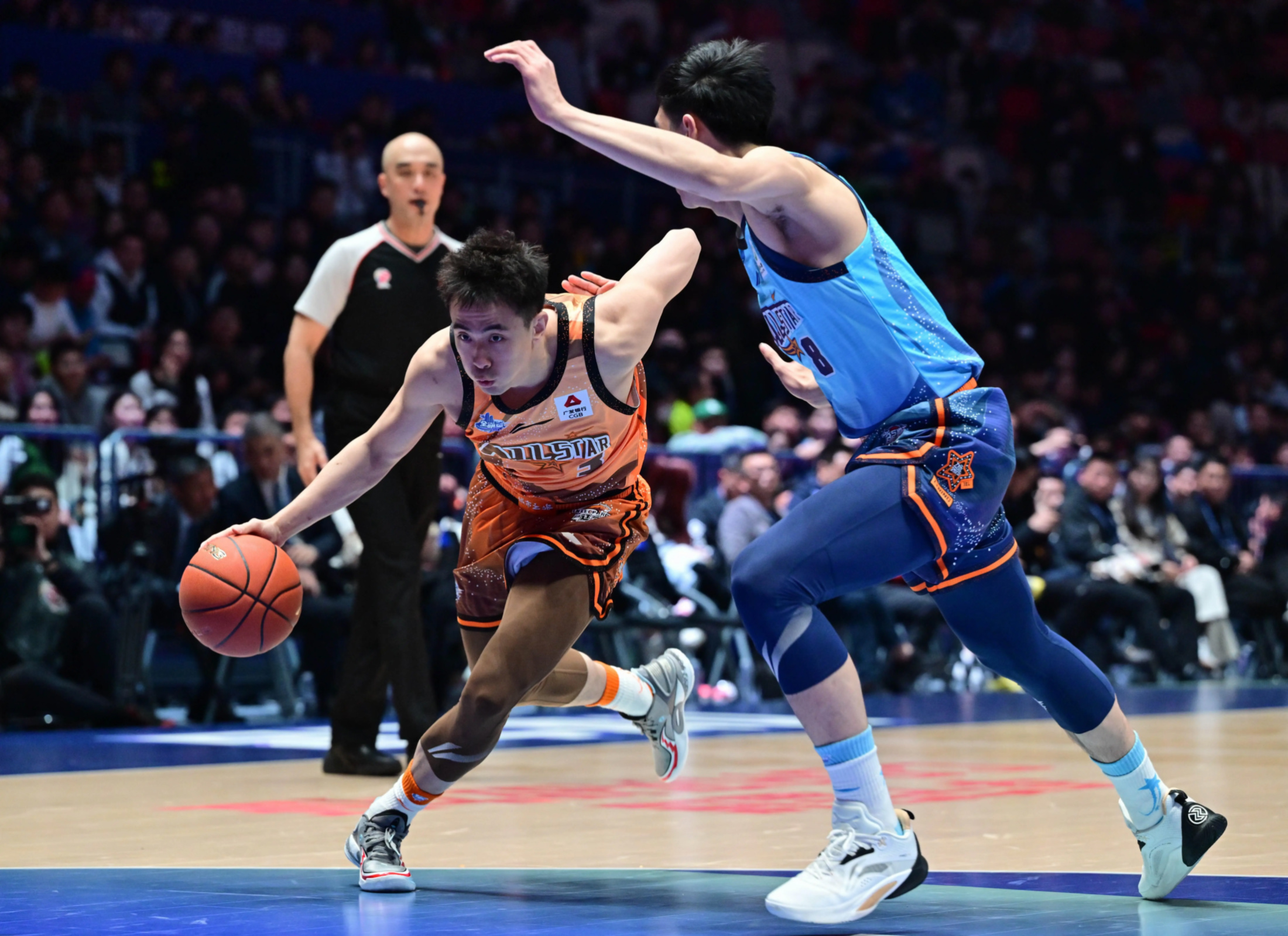 问鼎-深圳男篮迎NBA常规赛关键赛,今晨扳平良机,媒体盛赞,更衣室氛围转暖的简单介绍